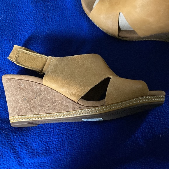 Clark’s suede sling back wedge sandals. Size 8.5, 3 inch wedge. - Picture 2 of 4